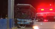 Familiar de tres pasajeros heridos asegura que bus que chocó con retén porque “competía” con un tráiler