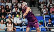 Carlos Alcaraz debuta en el torneo de Tokio con triunfo y un susto en el tobillo