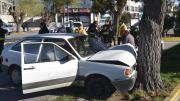 Chocaron dos autos y uno impactó contra un árbol