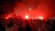 Video: hinchas de Estudiantes tiraron fuegos artificiales en la concentración de Flamengo
