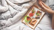 Estos son los alimentos que perjudican el sueño, según expertos