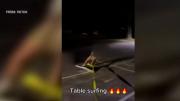 “Mesa de surf”: El reto viral de TikTok que dejó un muerto y un herido de gravedad en Estados Unidos