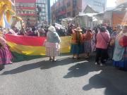 Padres de familia de la Unidad Educativa 16 de Julio exigen que puestos de venta en la Av. Buenos Aires den paso en las puertas para los estudiantes