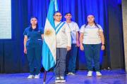 Daniela, nueva enfermera en Roca se graduó con el mejor promedio y cuidó a su mamá hasta el último día