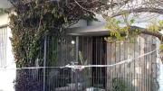 La policía municipal custodia la casa donde se ejecutó el triple femicidio de Florencio Varela