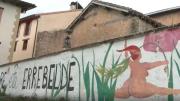 Polémica en España por un campamento de verano con duchas mixtas: los organizadores defienden la propuesta