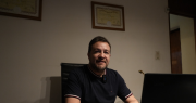 Revisamos el teléfono de Gabriel Castro, candidato a diputado nacional: charla familiar, emoji favorito y fútbol