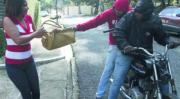 Asalto en el mercado El Dorado: ladrones en moto despojan de 10 mil bolivianos a una mujer