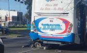 Un motociclista terminó abajo de un TALP en otro accidente ocurrido en La Plata