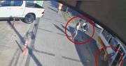 Siguen los robos en micros, tres ladrones fueron captados amedrentando a un pasajero para quitarle su celular