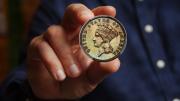 Remuneran con 36 mil dólares al feliz propietario de esta moneda de 3 dólares