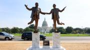 Polémica por remoción de la estatua satírica de Trump y Epstein frente al Capitolio, esto alegaron autoridades