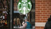Starbucks cerrará tiendas y despedirá a 900 empleados como parte de plan de recuperación
