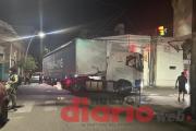 Camión atrapado provoca embotellamiento en la intersección de Perú y Salta