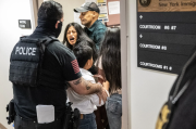 Agente de inmigración fue relevado de sus funciones al empujar al piso a una señora ecuatoriana en un Juzgado