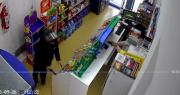 Video: dos motochorros armados asaltaron un kiosco en La Plata y causaron pánico