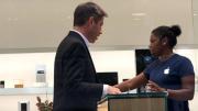Axel Kicillof desmintió una foto falsa que lo mostraba en Nueva York comprando un iPhone