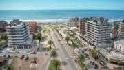 Cuánto costará alquilar una carpa y una sombrilla en Pinamar en el verano 2026: precios actualizados