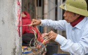 Un hombre vietnamita logró el récord de las uñas más largas tras 34 años de crecimiento