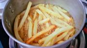 Por qué hay que rociar las papas con vinagre antes de freírlas: ¿qué significa?