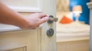 Por qué dudamos si cerramos la puerta con llave, según un estudio científico