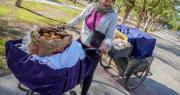 Una bicicleta, pan casero y mucho corazón: la historia de Teresa, 28 años pedaleando con su panadería ambulante
