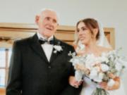 Tiene 100 años, llevó a su nieta al altar y bailó en la boda: la historia que conmueve en TikTok