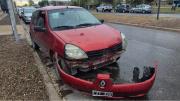 Quiso estacionar, calculó mal, chocó a un auto afuera de un shopping de Neuquén y se fue: buscan al conductor