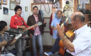 Furor en el folklore por la peluquería donde aprendieron a hacer música Los Tekis