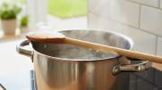 Por qué recomiendan poner una cuchara de madera sobre una olla hirviendo: el truco que nadie conoce
