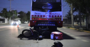 Tremendo choque en Capital: una moto delivery impactó contra un colectivo de la Red Tulum
