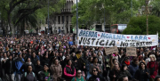 Miles de personas protestan por asesinato transmitido en vivo de dos mujeres y una niña en Argentina