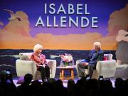 Isabel Allende en el Teatro Cervantes: Con una familia como la mía no tengo que inventar nada”