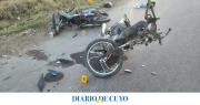 Dos motos chocaron de frente, los dos conductores fueron hospitalizados y las motos quedaron destrozadas