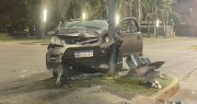 Brutal accidente de tránsito en La Plata: un automovilista se incrustó contra un semáforo en 13 y 32