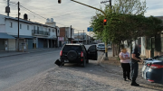 Violento choque a una mujer mientras esperaba en un semáforo en rojo: se dieron a la fuga
