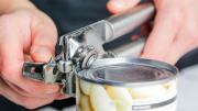 El truco casero para abrir una lata sin abrelatas: funciona siempre y se hace muy rápido