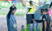 La tarjeta verde se utilizó por primera vez en la historia en un partido de fútbol