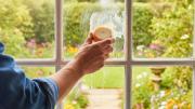 Truco casero infalible: por qué hay que limpiar las ventanas con cebolla y para qué sirve