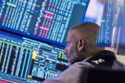 Acciones y bonos caen en Wall Street: riesgo país, cerca de los 1.100 puntos