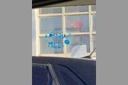 Las calles de Ushuaia amanecieron con carteles en rechazo a la visita de Javier Milei