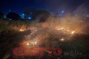 Bomberos de la Policía sofocaron incendio de pastizales en la Costanera Sur