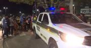 Un motociclista que circulaba a alta velocidad cae al pavimento y fallece; tenía el casco en el brazo