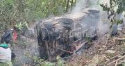 Cae una roca y provoca que un minibús se embarranque e incendie en Petacas