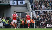 Arsenal vence al Newcastle 2-1 y se acerca al Liverpool