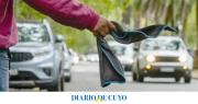 Dos trapitos le dieron una paliza a un indigente que se metió en un auto abandonado para “dormir”