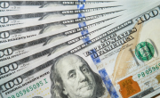 El dólar oficial subió 30 pesos, cerró en $ 1.380 y los financieros volvieron a escalar