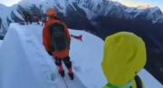 VIDEO IMPACTANTE: Excursionista murió mientras intentaba tomarse una selfie en lo alto de una montaña