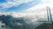 China inauguró el puente más alto del mundo en la grieta de la tierra