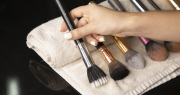 Paso a paso para limpiar las brochas de maquillaje de manera efectiva y evitar la acumulación de bacterias